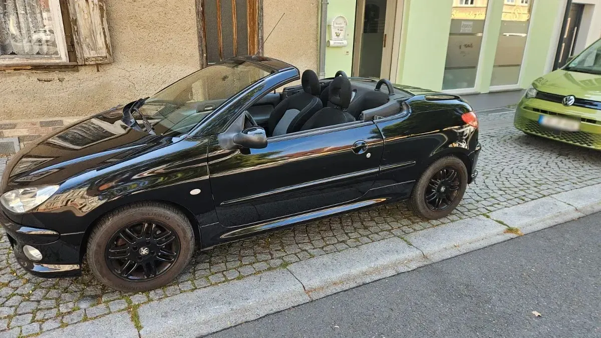 Gebraucht Peugeot 206 CC 109 PS (80 kW) 2004 Schwarz Cabrio