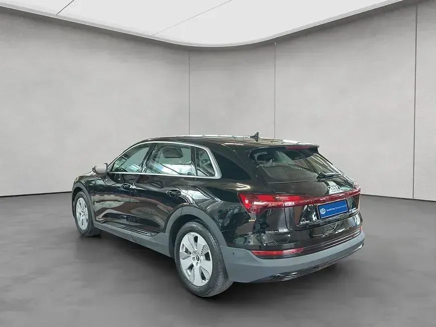 Gebraucht Audi e-tron Basis 230 kW (313 PS) 2022 Brillantschwarz SUV