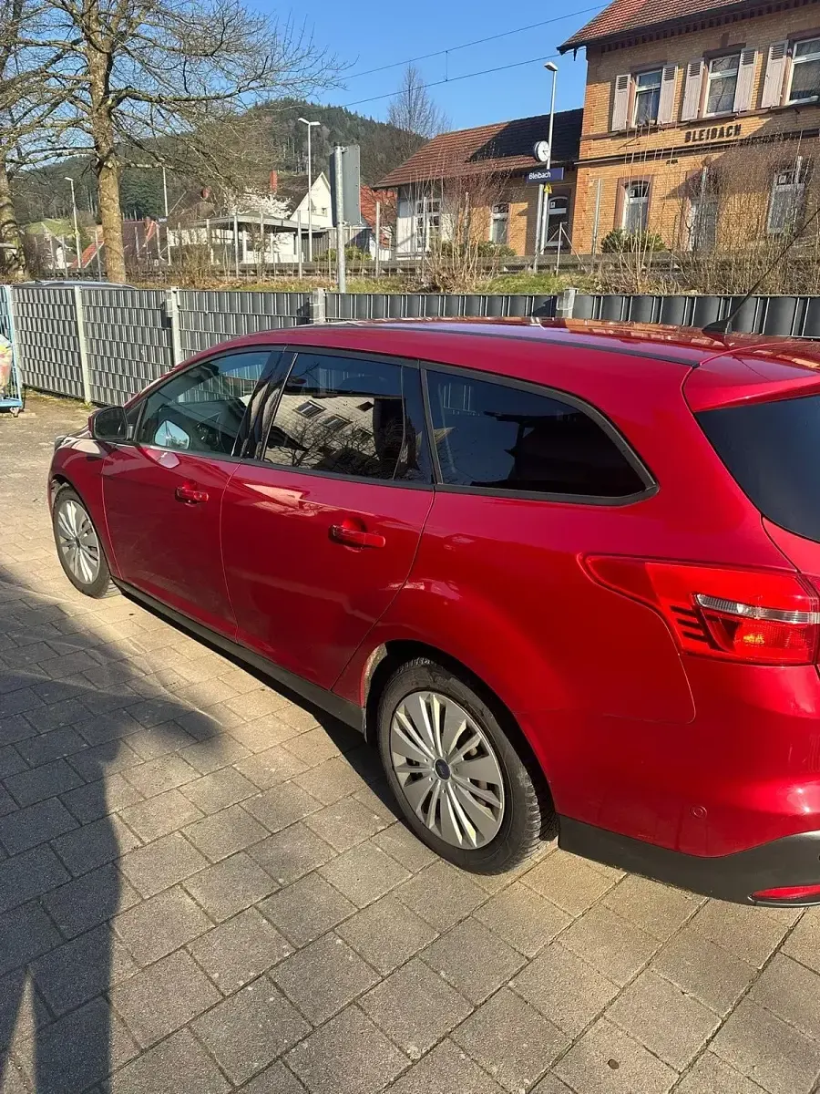 Gebraucht Ford Focus 125 PS (91 kW) 2015 Rot Kombi