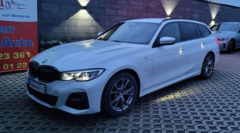 Mineralweiss metallic Gebraucht 2022 BMW 320 M Sport Kombi | 30.500 € (Superpreis) - Bild 1/2