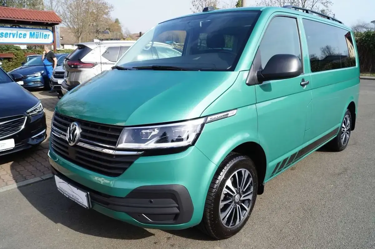 Gebraucht VW Multivan 150 PS (110 kW) 2021 Grün Van / Kleinbus