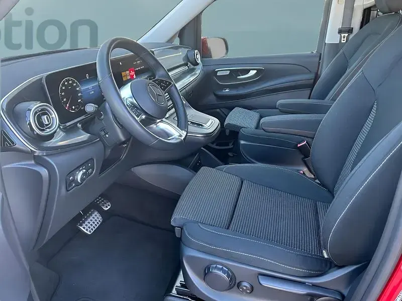 Gebraucht Mercedes V300 237 PS (174 kW) 2025 Rot Van / Kleinbus