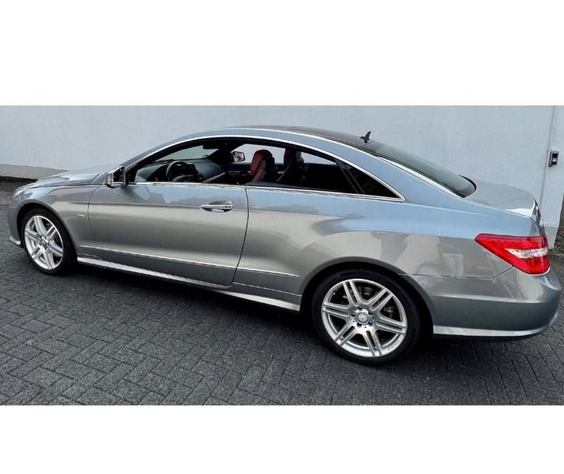 Silber Gebraucht 2012 Mercedes E250 AMG line Coupé | 17.950 € (Fairer Preis) - Bild 1/4