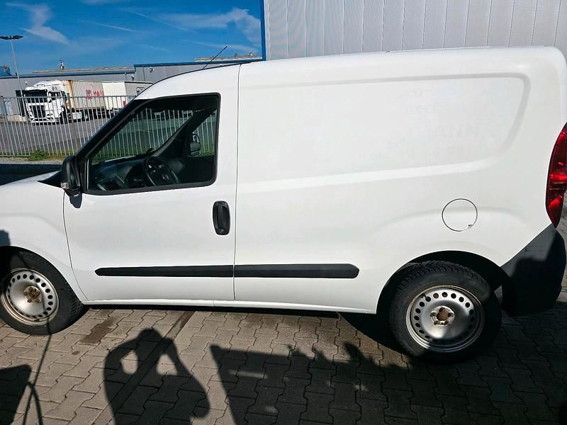 Weiß Gebraucht 2011 Fiat Doblò Van / Kleinbus | 3.950 € (Fairer Preis) - Bild 1/4