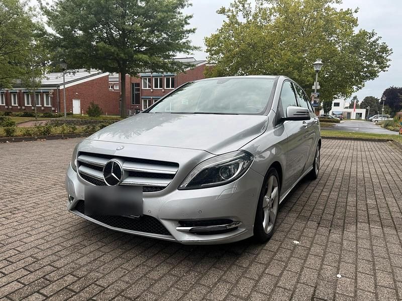 Grau Gebraucht 2014 Mercedes B180 Van / Kleinbus | 10.900 € (Fairer Preis) - Bild 1/4