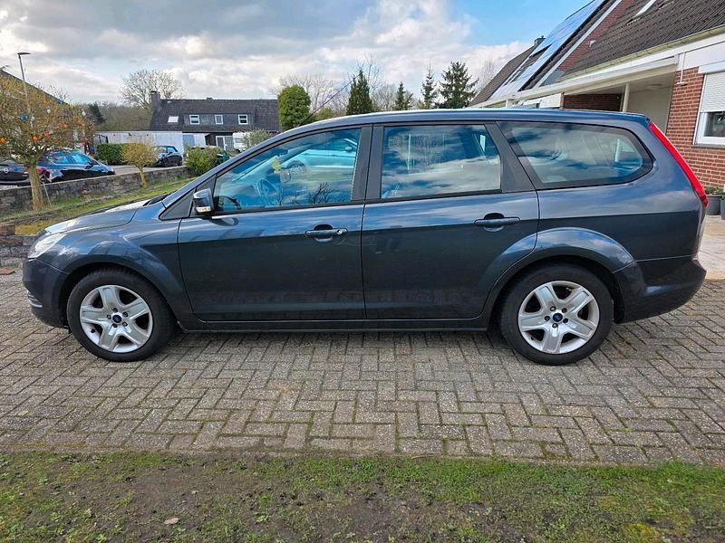 Gebraucht Ford Focus 101 PS (74 kW) 2010 Grau Kombi