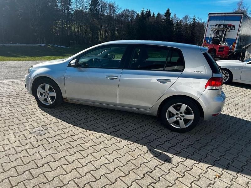 Gebraucht VW Golf VI Team 105 PS (77 kW) 2011 Silber Kleinwagen