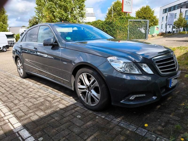 Grau Gebraucht 2010 Mercedes E200 Avantgarde Limousine | 9.600 € (Fairer Preis) - Bild 1/4