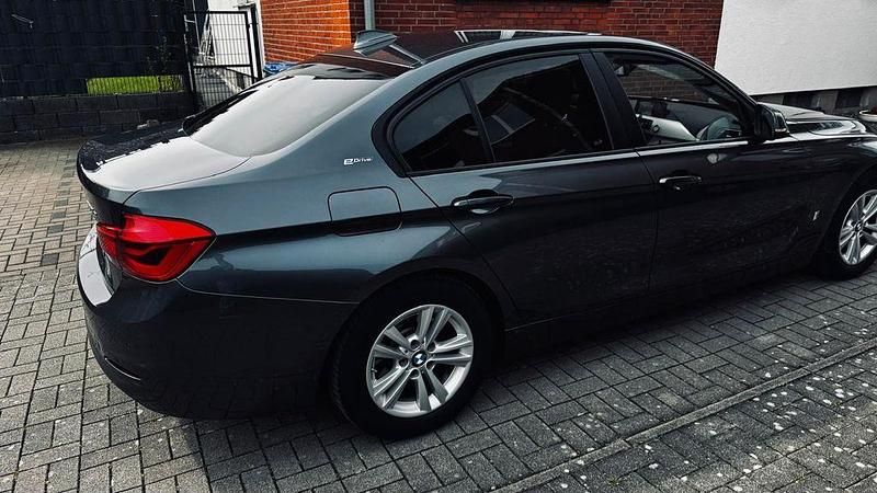 Gebraucht BMW 330e Advantage 252 PS (185 kW) 2017 Grau Limousine