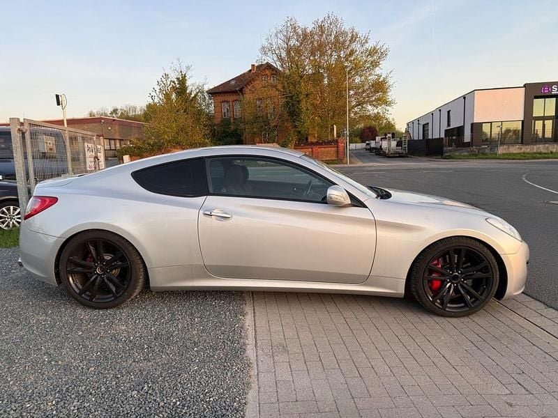 Second-hand Hyundai Genesis 213 CP (156 kW) 2011 Argintiu Coupe