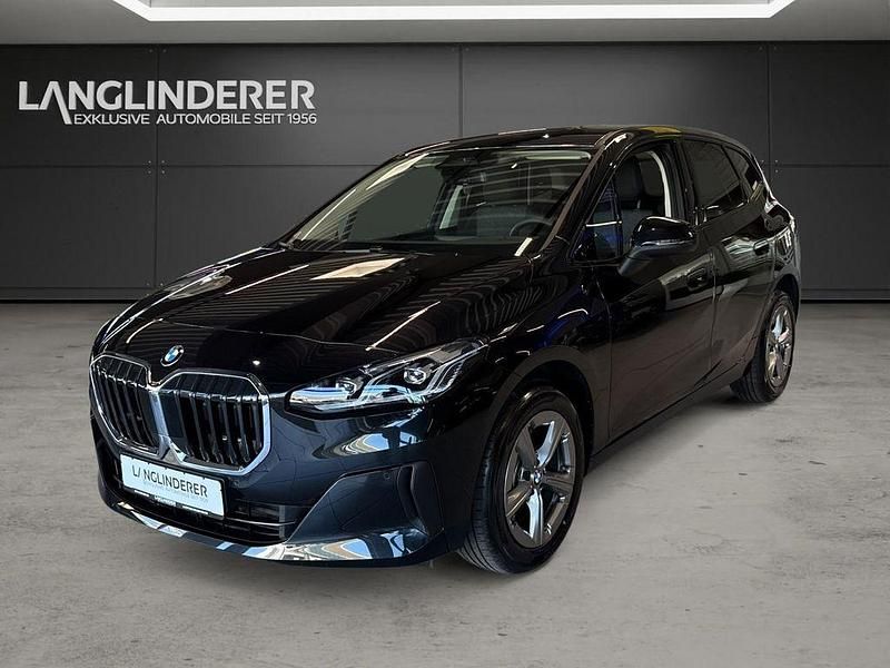Black sapphire metallic Gebraucht 2024 BMW 223 Active Tourer Van / Kleinbus | 36.900 € (Superpreis) - Bild 1/3