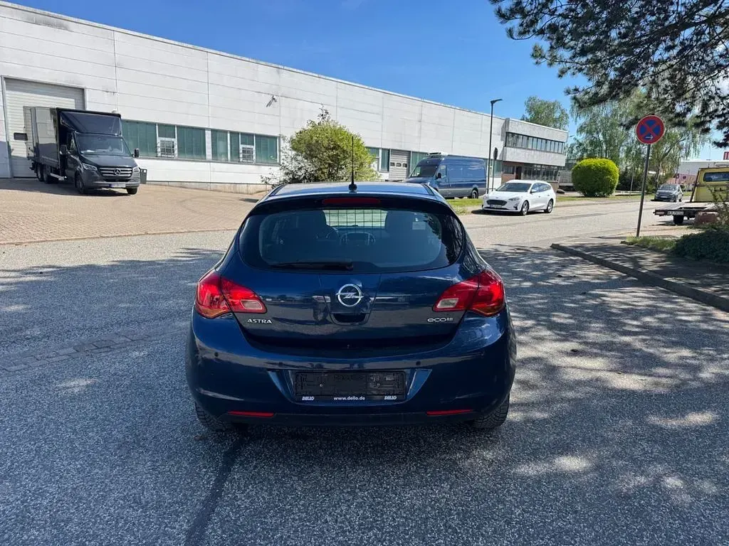 Używany Opel Astra Edition 101 KM (74 kW) 2012 Niebieski Sedan/Limuzyna