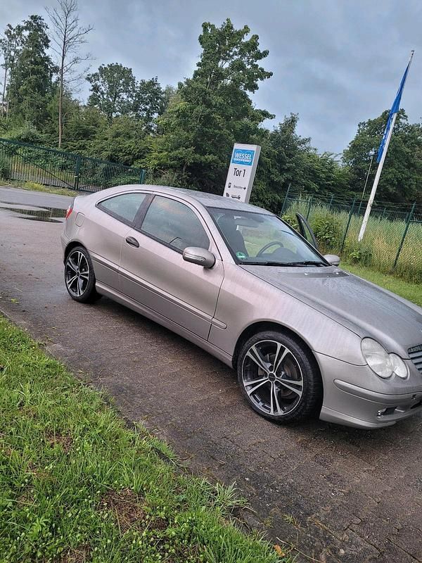 Andere außenfarben Gebraucht 2004 Mercedes C180 Coupé | 2.150 € (Fairer Preis) - Bild 1/4