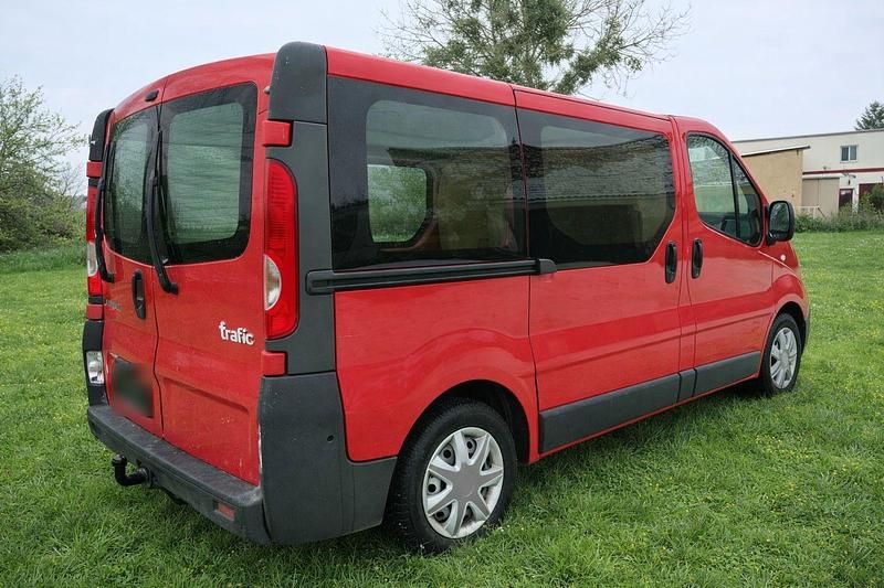 Gebraucht Renault Trafic 90 PS (66 kW) 2010 Rot Van / Kleinbus