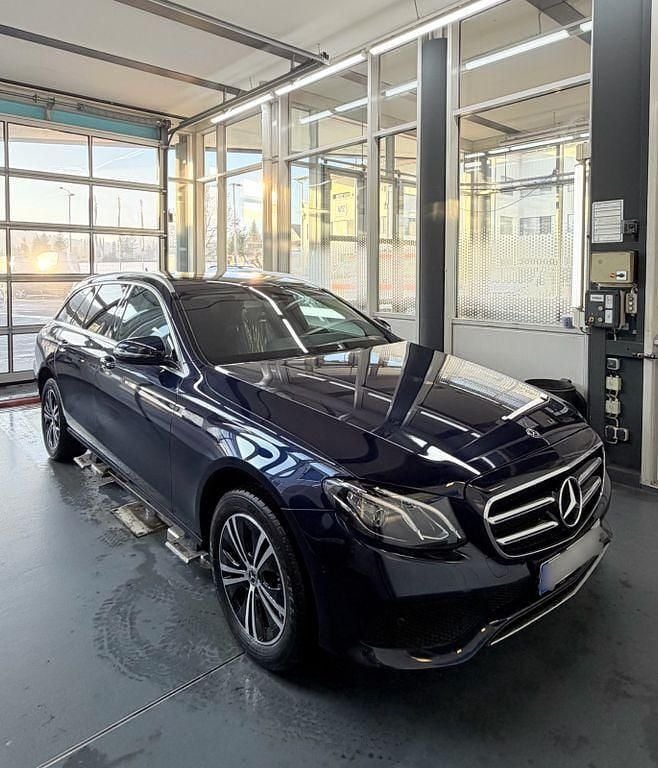 Blau Gebraucht 2020 Mercedes E220 Kombi | 29.990 € (Guter Preis) - Bild 1/4