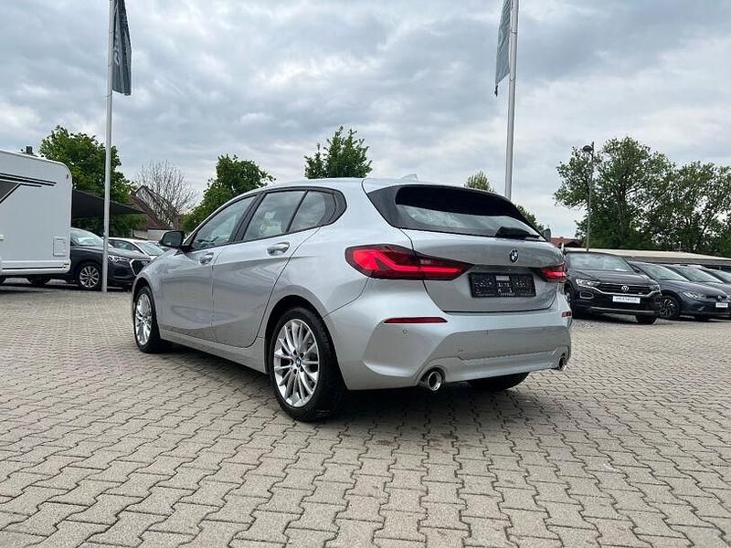 Gebraucht BMW 118 Advantage 150 PS (110 kW) 2021 Glaciersilber (metallic) Kleinwagen