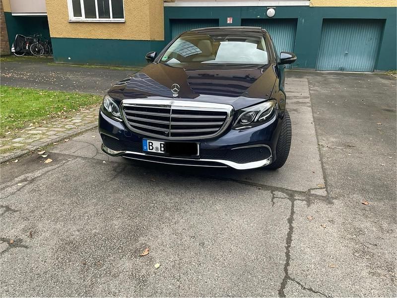 Blau Gebraucht 2017 Mercedes E200 Exclusive Limousine | 26.500 € (Fairer Preis) - Bild 1/4