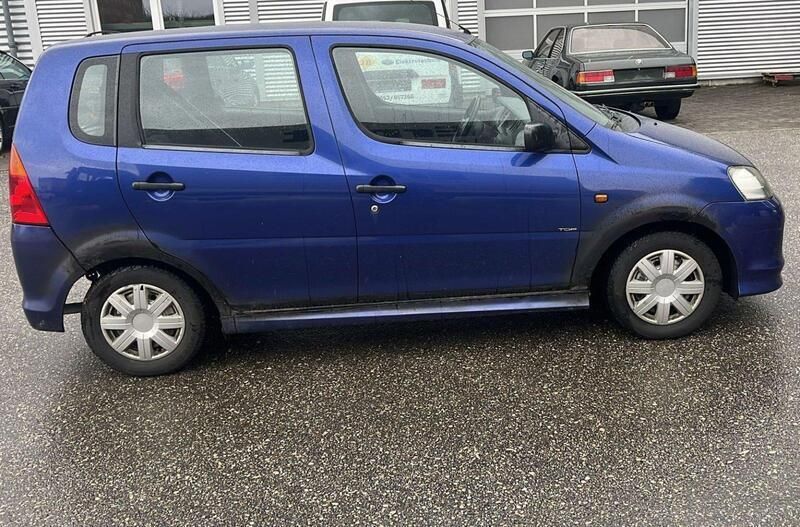 Blau Gebraucht 2004 Daihatsu YRV Van / Kleinbus | 390 € - Bild 1/4