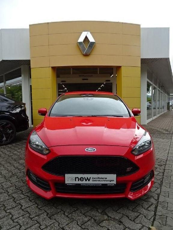 Gebraucht Ford Focus ST 250 PS (183 kW) 2018 Racerot (metallic) Limousine