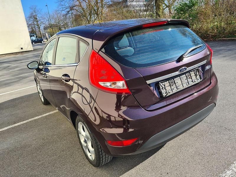 Gebraucht Ford Fiesta Titanium 97 PS (71 kW) 2009 Rot Kleinwagen