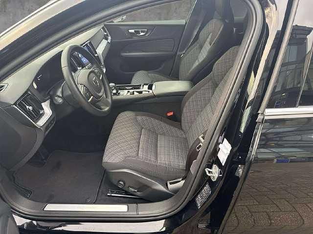 Gebraucht Volvo V60 Core 398 PS (292 kW) 2022 Black solid "stone" / solid Kombi