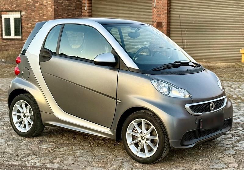 Grau Gebraucht 2014 Smart ForTwo Coupé Kleinwagen | 5.899 € (Fairer Preis) - Bild 1/4