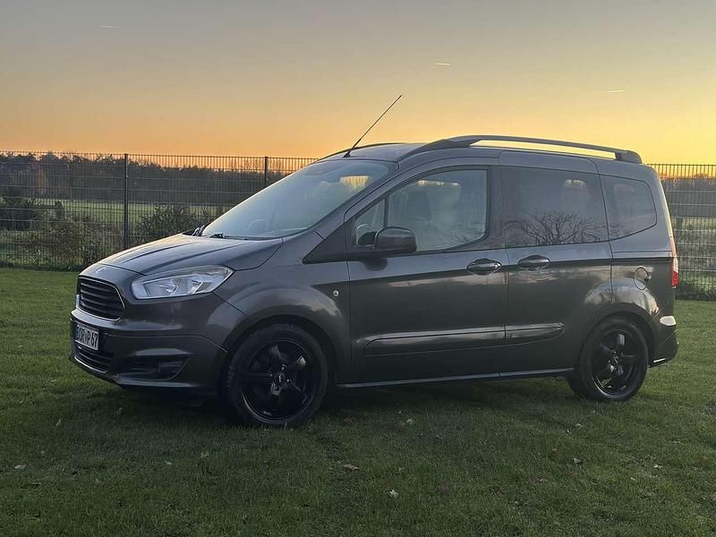 Grau Gebraucht 2014 Ford Tourneo Courier Titanium Van / Kleinbus | 9.490 € (Fairer Preis) - Bild 1/4
