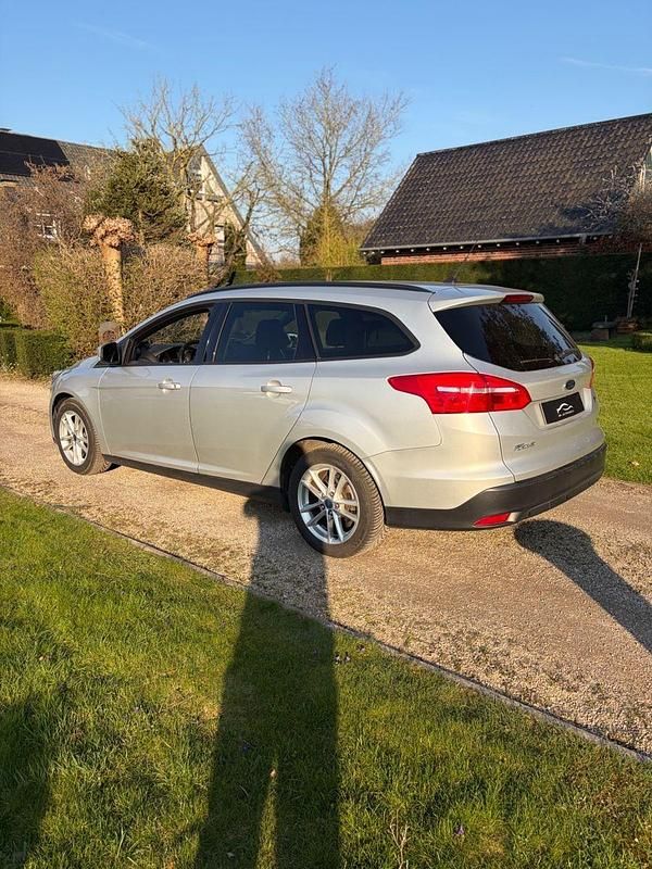 Gebraucht Ford Focus Trend 125 PS (91 kW) 2015 Silber Kombi