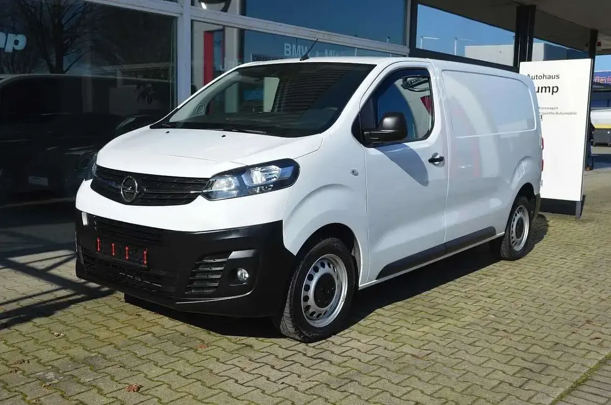 Gebraucht Opel Vivaro-e Combi 144 PS (105 kW) 2024 Lackierung weiss Van / Kleinbus