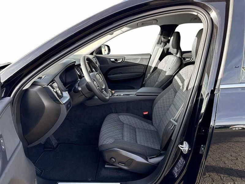 Gebraucht Volvo XC60 Core 197 PS (144 kW) 2023 Schwarz onyx black / metallic SUV