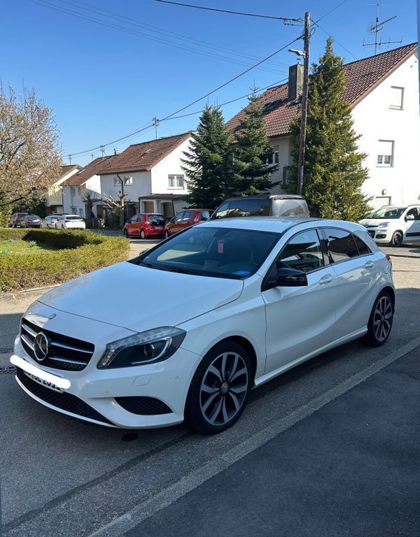 Weiß Gebraucht 2013 Mercedes A180 Urban Limousine | 12.400 € (Fairer Preis) - Bild 1/4
