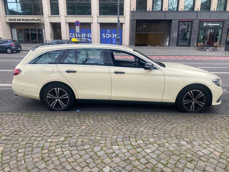 Gebraucht Mercedes E220 200 PS (147 kW) 2023 Schwarz Kombi