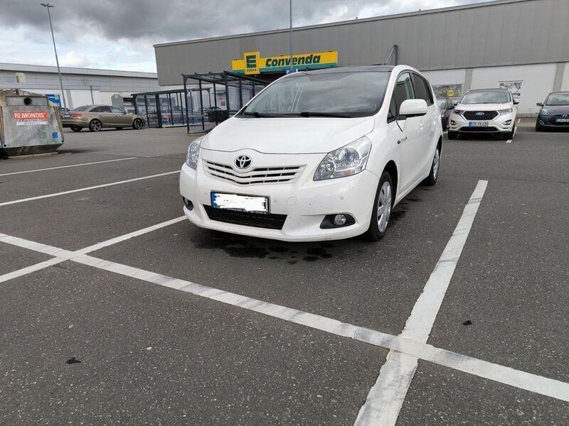 Weiß Gebraucht 2011 Toyota Verso Multidrive S Van / Kleinbus | 11.400 € (Teuer) - Bild 1/4