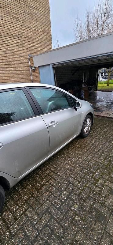 Gebraucht Toyota Auris 124 PS (91 kW) 2008 Silber Kleinwagen