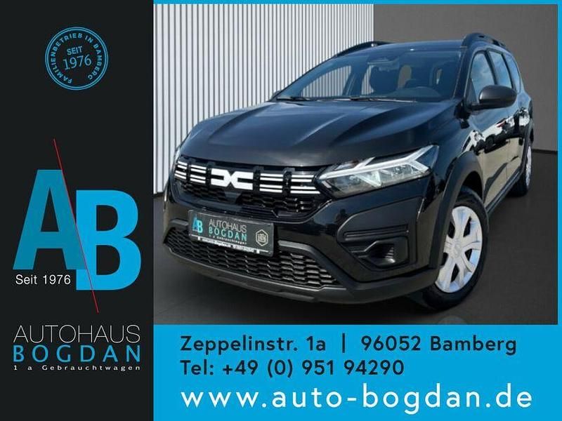Perlmuttschwarz (metallic) Gebraucht 2024 Dacia Jogger Comfort Limousine | 20.680 € (Fairer Preis) - Bild 1/4