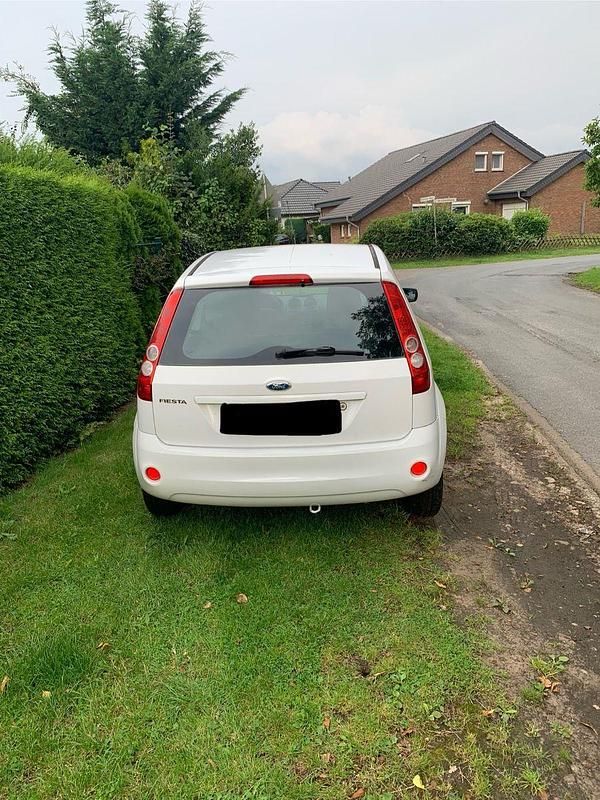 Gebraucht Ford Fiesta Ambiente 60 PS (44 kW) 2006 Weiß Kleinwagen