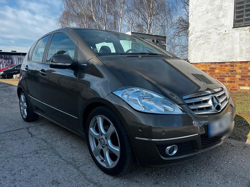 Gebraucht Mercedes A180 109 PS (80 kW) 2011 Gold Limousine