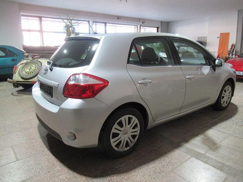 Gebraucht Toyota Auris 99 PS (72 kW) 2010 Silber Kleinwagen