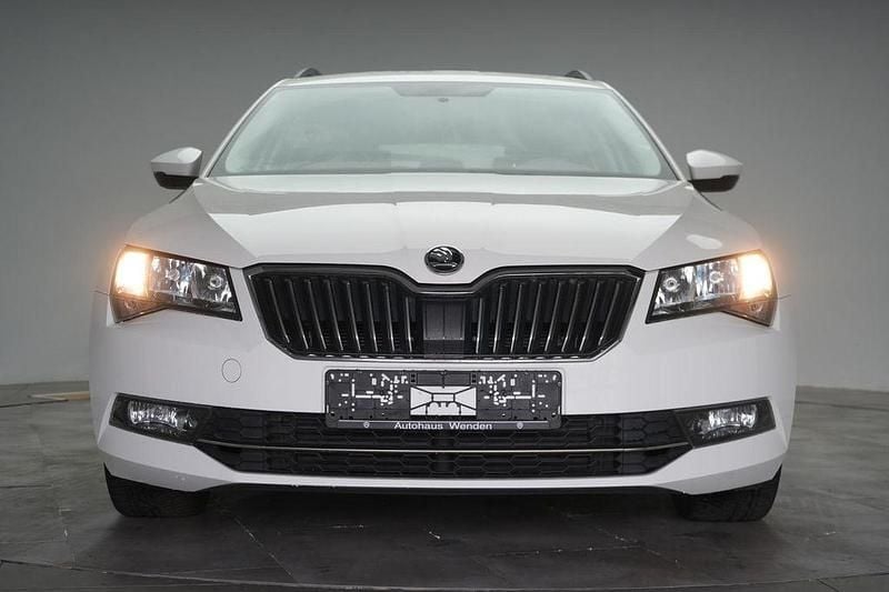 Gebraucht Skoda Superb Active 150 PS (110 kW) 2019 Candy white Kombi