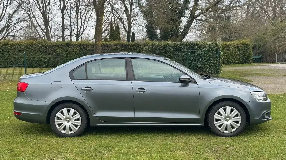Używany VW Jetta 105 KM (77 kW) 2011 Szary Sedan/Limuzyna