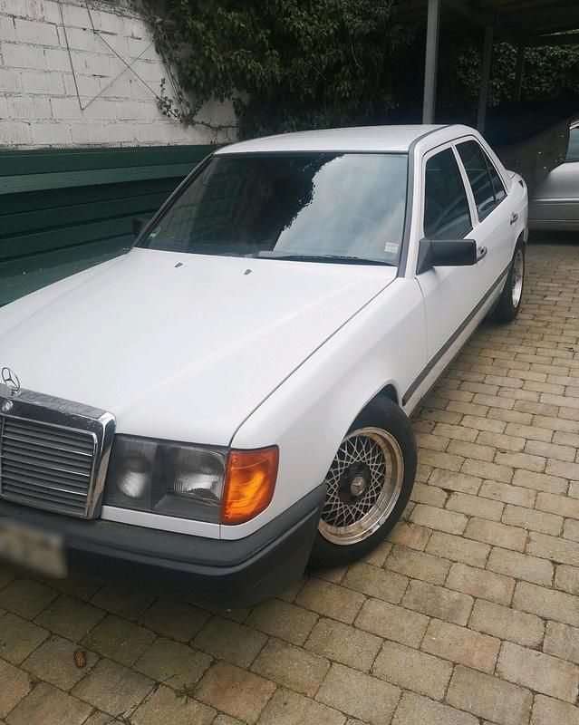 Gebraucht Mercedes E230 132 PS (97 kW) 1986 Andere farben Limousine