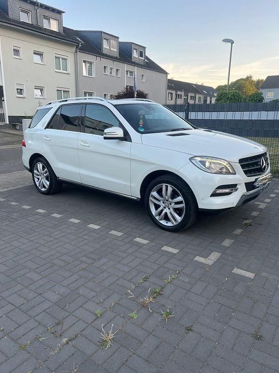 Weiß Gebraucht 2012 Mercedes ML350 SUV | 17.100 € (Fairer Preis) - Bild 1/4