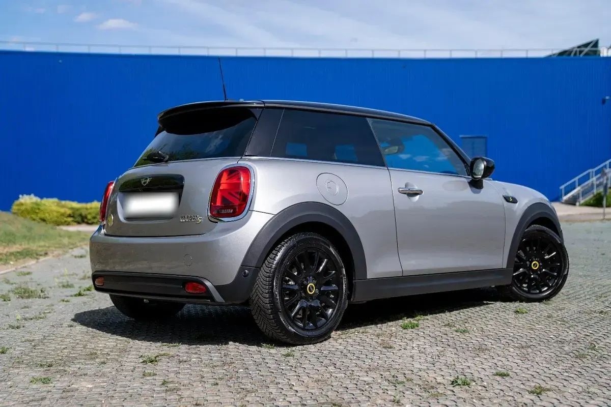 Usata Mini Cooper SE 136 kW (185 CV) 2023 Argento Utilitaria