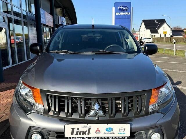 Gebraucht Mitsubishi L200 Basis 154 PS (113 kW) 2017 Schwarz Pickup