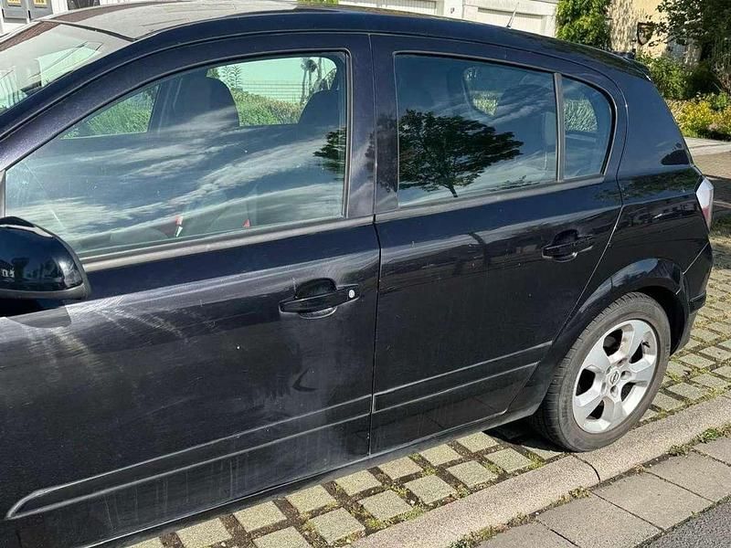 Schwarz Gebraucht 2005 Opel Astra Sport Limousine | 3.000 € (Etwas zu teuer) - Bild 1/4