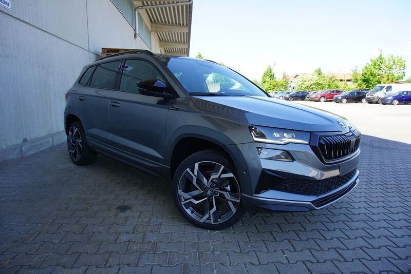 Graphitegrau metallic Gebraucht 2024 Skoda Karoq SportLine SUV | 37.495 € (Fairer Preis) - Bild 1/4