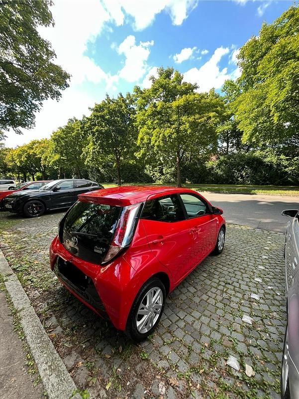 Rot Gebraucht 2014 Toyota Aygo Kleinwagen | 5.200 € (Etwas zu teuer) - Bild 1/4