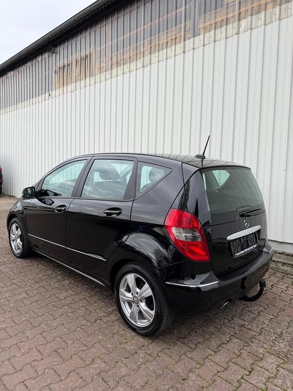Używany Mercedes A180 109 KM (80 kW) 2010 Czarny Hatchback