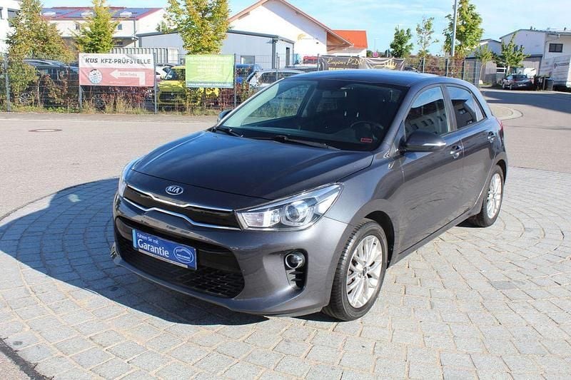 Grün Gebraucht 2019 Kia Rio DREAM-TEAM Edition Limousine | 9.500 € (Guter Preis) - Bild 1/4