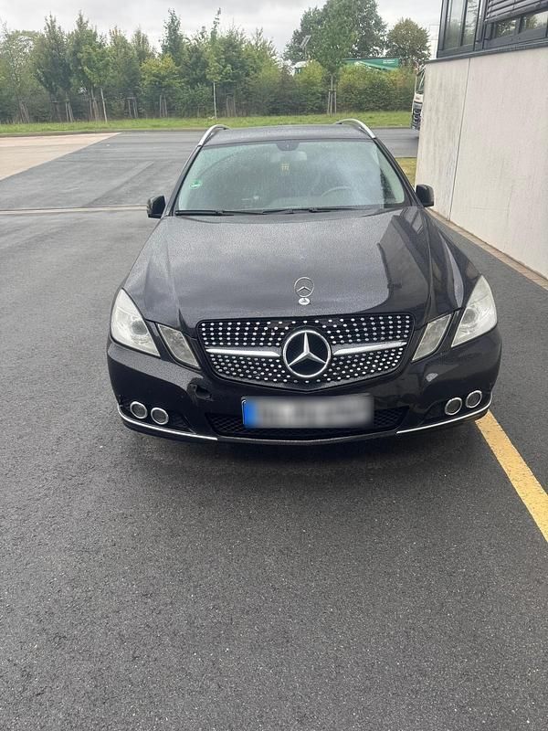 Schwarz Gebraucht 2010 Mercedes E220 Kombi | 6.499 € (Etwas zu teuer) - Bild 1/4